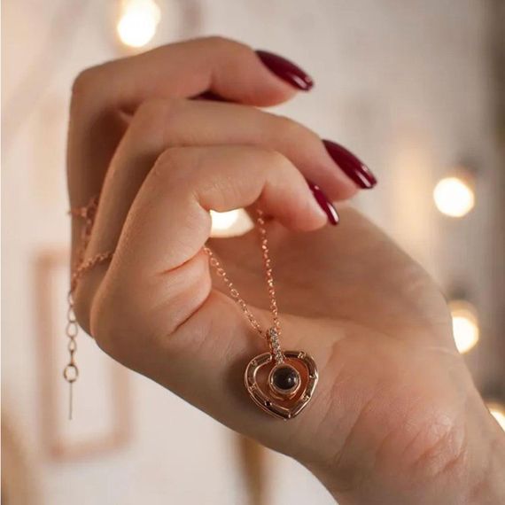 Кулон у формі серця з проекцією "I love you" на 100 мовах світу / Жіночий кулон з ланцюжком / Підвіска на шию | Зображення 4