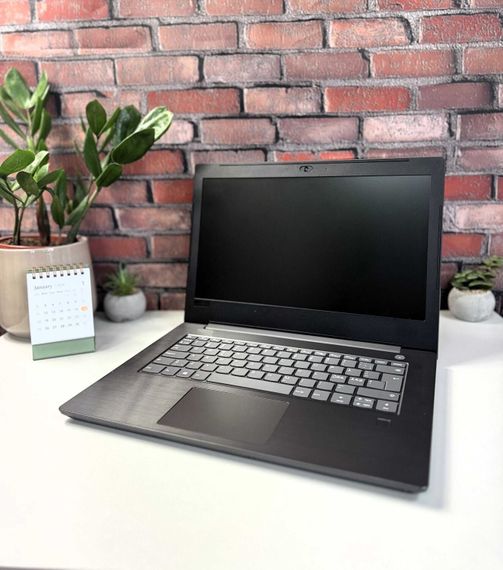 Ноутбук Lenovo V330-14IKB 81B0 / 14" (1920x1080) IPS / Intel Core i5-8250U (4 (8) ядра по 1.6 - 3.4 GHz) / 8 GB DDR4 / 256 GB SSD / Intel UHD Graphics 620 / WebCam б/у | Зображення 2
