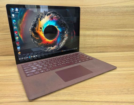 Ноутбук Б-класс Microsoft Surface Laptop 1769 / 13.5" (2256x1504) IPS / Intel Core i7-7660U (2 (4) ядра по 2.5 - 4.0 GHz) / 16 GB DDR3 / 512 GB SSD / Intel Iris Plus Graphics 640 / Windows 10 б/у + Подарок Беспроводная мышь / USB | Зображення 3
