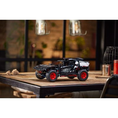 Конструктор LEGO Technic Audi RS Q e-tron 914 деталей (42160) | Зображення 2
