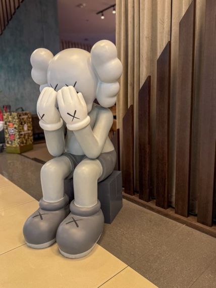 Kaws Companion Passing Through Grey велика колекційна статуетка фігурка 130 см сірий kw006 | Зображення 4