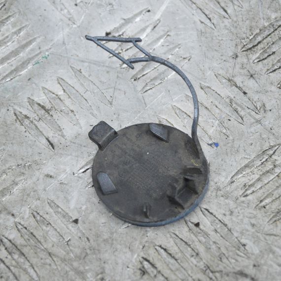 Заглушка буксирувального гака Volkswagen Golf VII 2012-2020 Заглушка переднього бампера Фольксваген 5G0807241 | Зображення 1