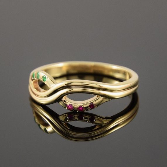 Кольцо из желтого золота с изумрудами и рубинами 20.5 | Зображення 1