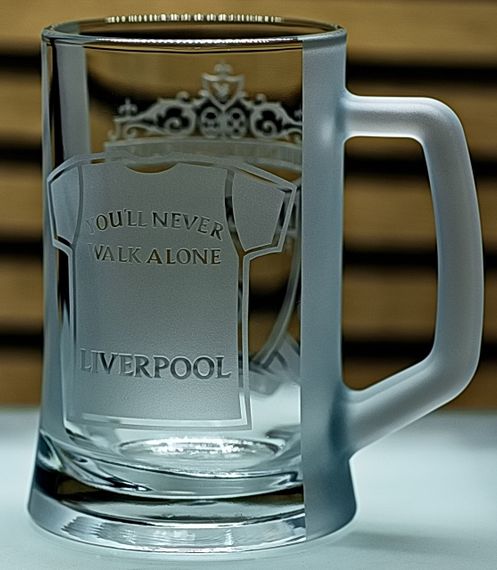 Пивной бокал 660 мл Liverpool с гравировкой подарок для фана ФК Ливерпуль футбольная кружка с футболкой | Зображення 5