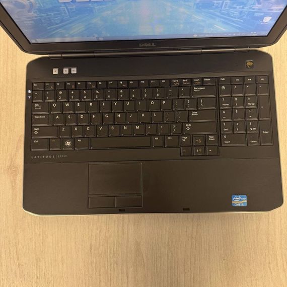 Ноутбук Б-клас Dell Latitude E5530 / 15.6" (1366x768) TN / Intel Core i5-3210M (2 (4) ядра по 2.5 - 3.1 GHz) / 4 GB DDR3 / 120 GB SSD / Intel HD Graphics 4000 / WebCam б/в | Зображення 2