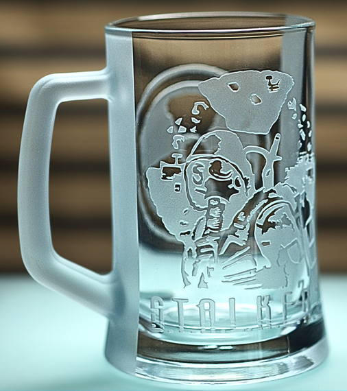 Пивная кружка 670 мл STALKER 2 с гравировкой подарок бокал для фаната зоны Сталкер | Зображення 1