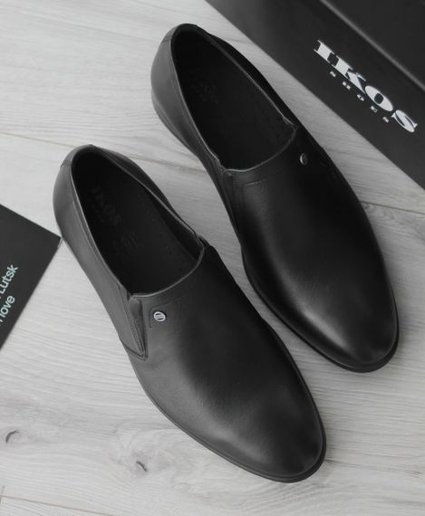 Шкіряні чоловічі туфлі - мінімалізм, що підкреслює статус 40 розмір