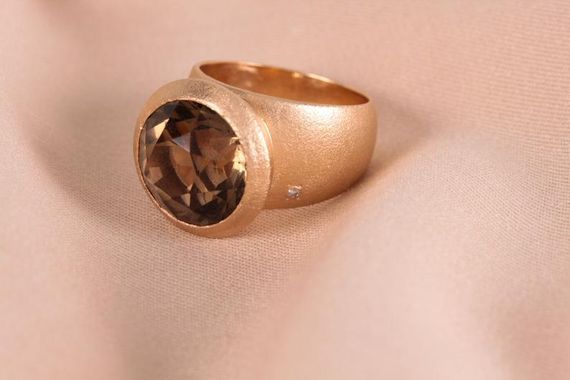 Кольцо из матового красного золота с Раухтопазом и бриллиантом 16.5