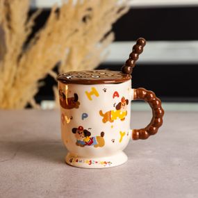 Новогодняя фарфоровая чашка "Веселая Такса" с крышкой и ложкой 400 мл, Праздничная кружка чашка для детей на подарок FM-17B