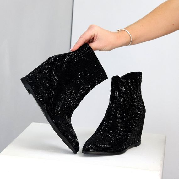 Эффектные черные замшевые ботильоны на танкетке в стразах