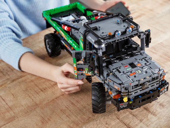 Конструктор LEGO Technic Повнопривідна вантажівка для випробувань Mercedes-Benz Zetros (42129) | Зображення 4