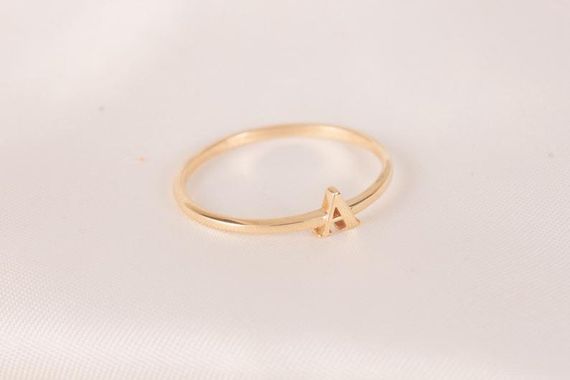 Женское золотое кольцо с буквой 14.5 | Зображення 3