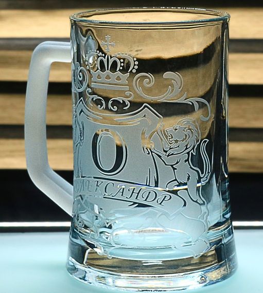 Іменний пивний келих 670 мл Олександр з гравіюванням  Кухоль з гербом короною  левами  Персоналізований подарунок | Зображення 2