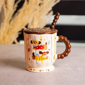 Новогодняя фарфоровая чашка "Веселая Такса" с крышкой и ложкой 400 мл, Праздничная кружка чашка для детей на подарок FM-17C
