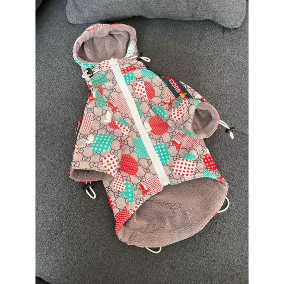 Брендовая зимняя куртка для собак GUCCI с капюшоном, на змейке,яблоки на рисунке, с затяжками по краям, коричневая | Зображення 1
