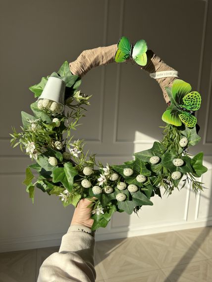 Пасхальный декоративный венок на дверь с яйцами, бабочками и ведёрком, 45 см | Зображення 5