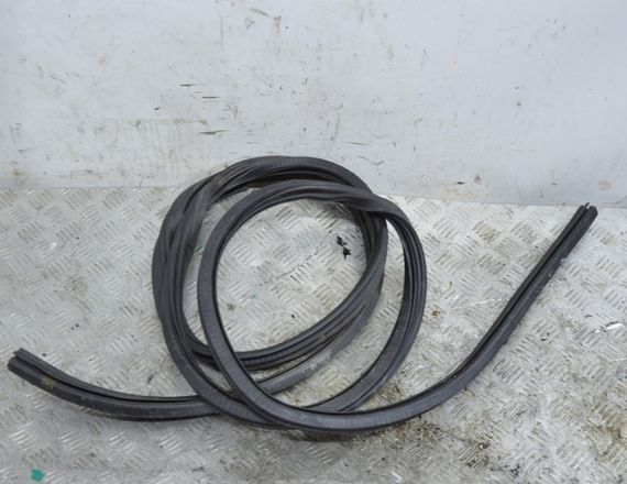 Ущільнювач кузова передній лівий Volkswagen T4 1990-2003 Ущільнювач лівих дверей Фольксваген 7D0837911