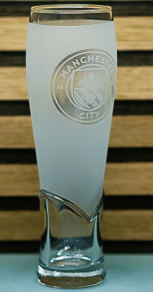 Подарочный крафтовый бокал для пива сока воды 440 мл с гравировкой лого футбольного клуба ФК Манчестер Сити | Зображення 1