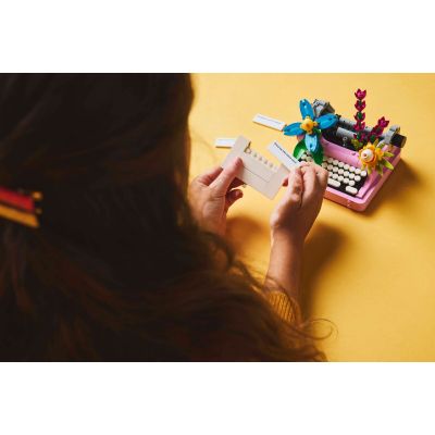 Конструктор LEGO Creator Печатная машинка с цветами (31169) | Зображення 6