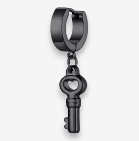 Серьга-кольцо черная из нержавеющей стали с подвеской в виде ключа, 3.6 см