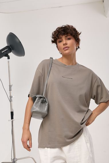 Однотонна футболка з написом вільного фасону - сірий цвет, ONE SIZE (є розміри) | Зображення 4