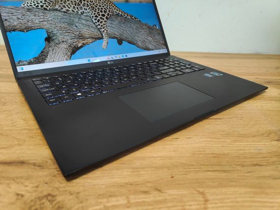 Ультрабук Б-класс LG Gram 17Z95P / 17" (2560x1600) IPS / Intel Core i7-1195G7 (4 (8) ядра по 1.3 - 5.0 GHz) / 16 GB DDR4 / 1000 GB SSD + 1000 GB SSD / Intel Iris Xe Graphics / WebCam / Windows 11 Home б/у | Зображення 5