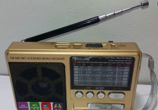 Портативний всехвильовий FM радіоприймач Golon RX 181 переносне радіо Power Bank USB золотист | Зображення 2