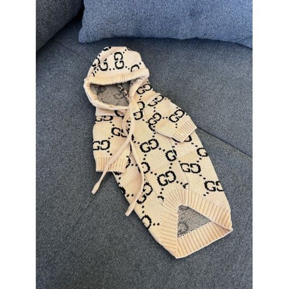 Брендовая вязанная кофта для собак GUCCI с капюшоном на шнурках,зелено-красная полоса на спинке, бежевая | Зображення 1