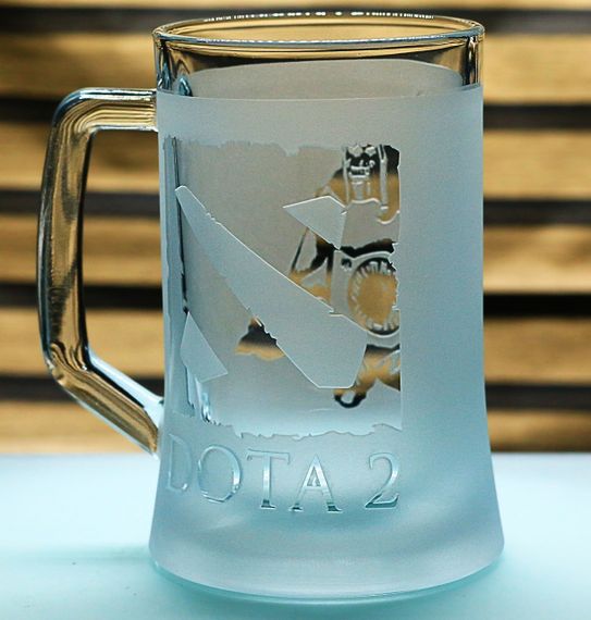 Пивной бокал с ручкой Dota 2 Дота 2 с гравировкой Ogre Magi 670 мл стекло сувенир для геймера | Зображення 1