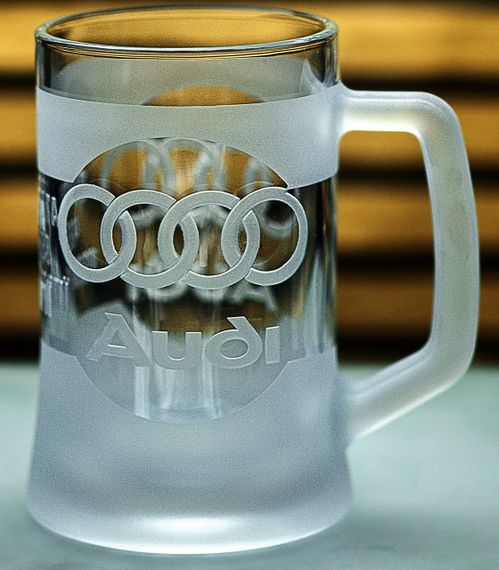 Пивний кухоль Audi 670 мл з гравіюванням Подарунок автолюбителю  Келих з логотипом авто Ауді та  легендарний слоган | Зображення 8