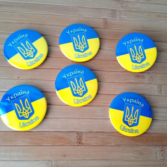 Патріотичний Значок брошка на одяг  ( Україна, Тризуб жовто-блакитний 6 см ) | Зображення 1