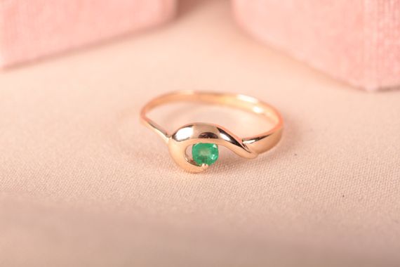 Кольцо из красного золота с  зелеными изумрудом 15 | Зображення 7