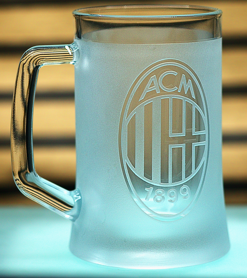 Пивний келих 670 мл ФК Мілан AC Milan з гравіюванням подарунок для фаната   футбольний кухоль | Зображення 1