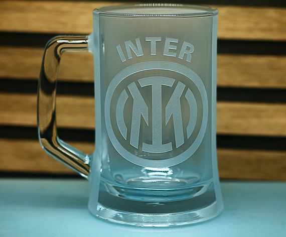 Подарочный пивной бокал с ручкой  670 мл  с 3Д гравировкой лого футбольного клуба ФК Интер Inter