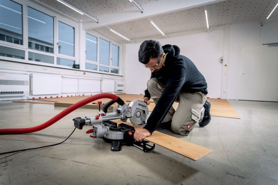 Пила торцовочная Metabo KGS 216 M с протяжкой, 1200Вт, диск 215мм, пропил 70/40мм, 13/4кг (613216000) | Зображення 4
