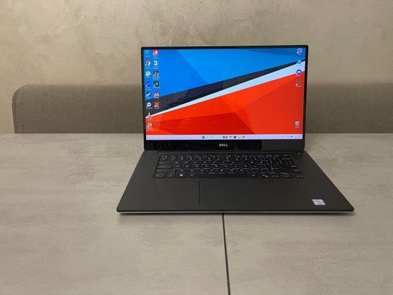 Мобильная рабочая станция Б-класс Dell XPS 15 9560 / 15.6" (3840x2160) IPS Touch / Intel Core i7-7700HQ (4 (8) ядра по 2.8 - 3.8 GHz) / 16 GB DDR4 / 256 GB SSD M.2 / nVidia GeForce GTX 1050, 4 GB GDDR5, 128-bit / WebCam б/у + Подарок Мышь / USB | Зображення 1