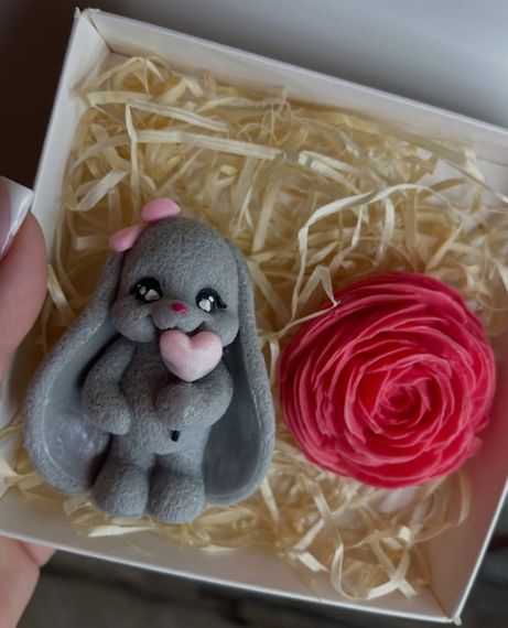 Набір мила ручної роботи «Зайчик та Півонія», подарункове мило у коробочці | Зображення 1