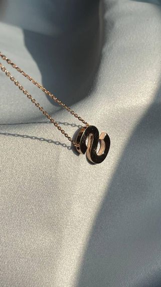 Подвеска из красного золота с буквой на якорной цепочки | Зображення 3