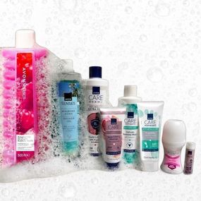 Подарунковий набір Avon для жінок «Малинове задоволення», 8 засобів догляду та косметики