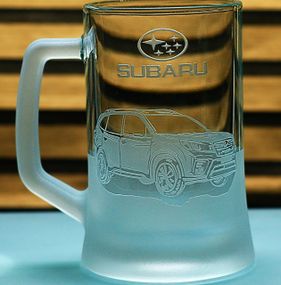 Пивной бокал 670 мл с гравировкой Субару Форестер Subaru Forester подарок для автолюбителя кружку для пива