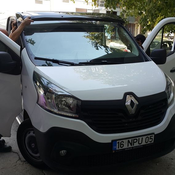 Козырек на лобовое стекло (черный глянец, 5мм) для Renault Trafic 2015-2024 гг | Зображення 4