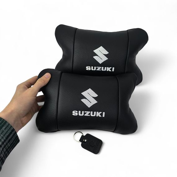 Набір шкіряних подушок Suzuki з вишивкою логотипу + брелок у подарунок для авто | Зображення 1