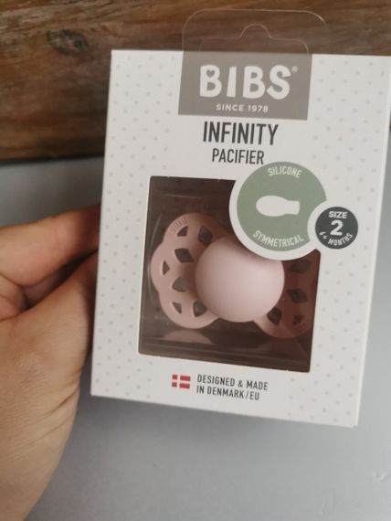 Соска пустушка BIBS 6-18 міс Infinity Silicone Symmetrical (симетрична) – Blossom | Зображення 3