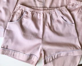 Піжамні шорти з сатину Pearl COSY пильна пудра