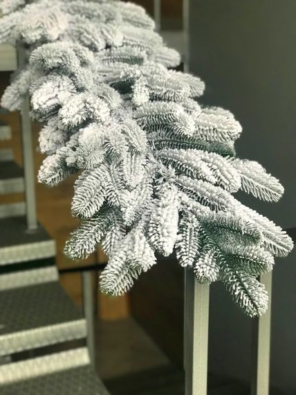 Гирлянда хвойная Lux литая 1,2 м заснеженная | Зображення 3