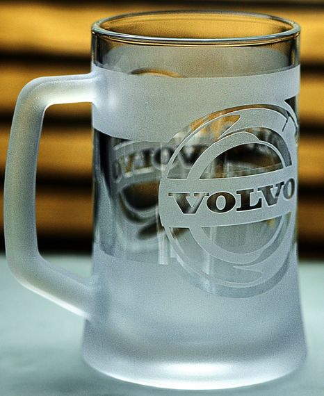 Пивний кухоль Volvo  670 мл з гравіюванням Подарунок автолюбителю  Келих з логотипом авто Вольво та легендарний слоган | Зображення 1