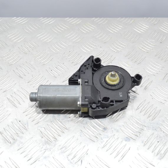 Моторчик склопідіймача передній лівий Audi A4 B6 2000-2004 Мотор скла Ауді а4 б6 0130821765