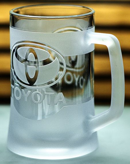 Пивний кухоль Toyota Тойота 670 мл з гравіюванням Подарунок автолюбителю  Келих з логотипом авто та легендарний слоган | Зображення 7