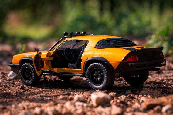Машинка Chevrolet Camaro Трансформери Бамблбі з фігуркою логотипу масш 1:24 | Зображення 3