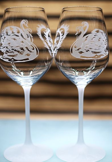 Набір винних келихів 480 мл з гравіюванням Лебеді весільні фужери подарунок на річницю для коханих | Зображення 1